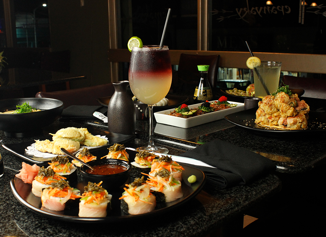 Ambiente de mesa con sushi y coctelería
