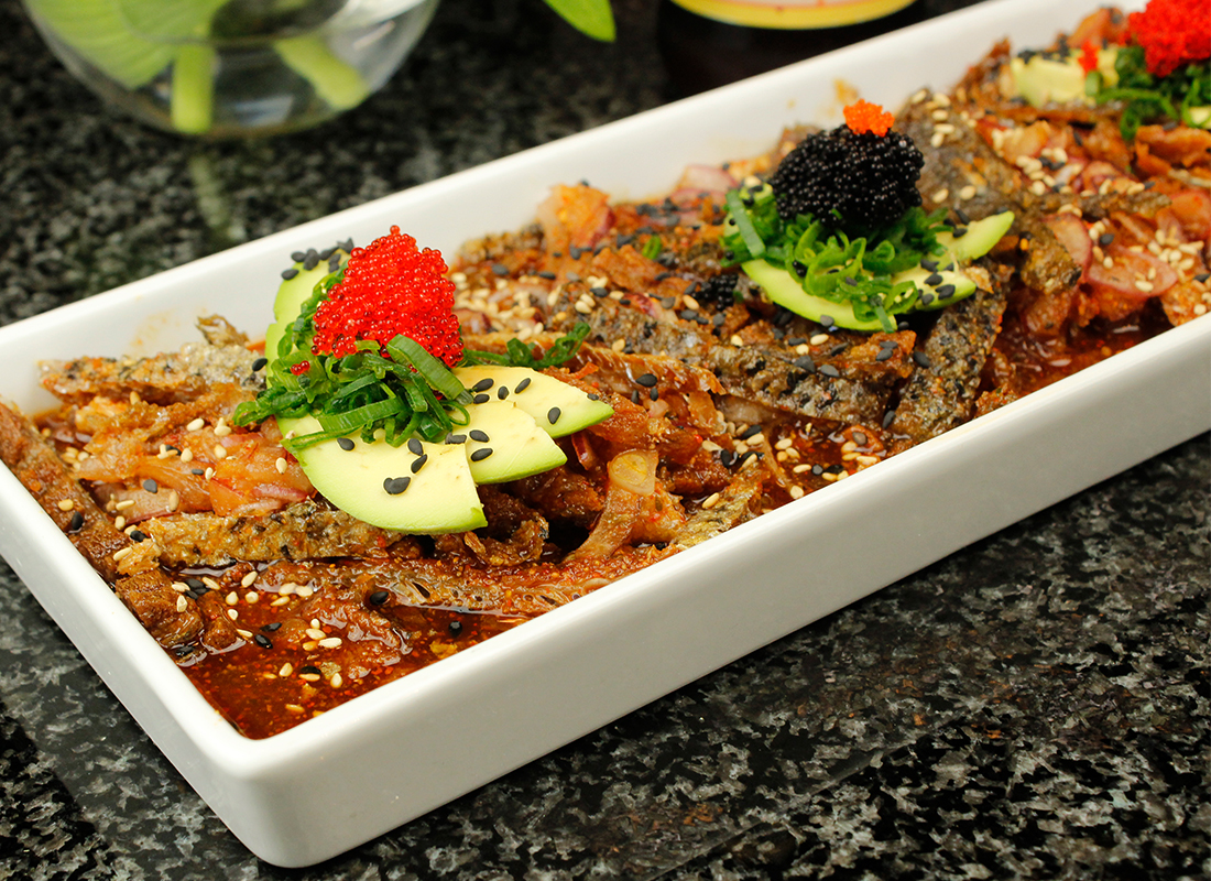 Tiradito con aguacate y hueva